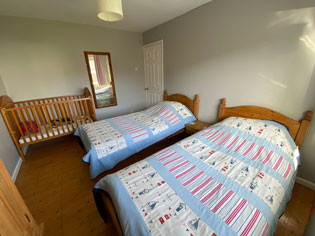 Twin bedroom with cot Tubbs Delight holiday home South Devon